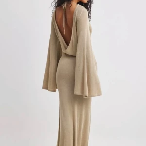 klänning - snygg klänning som jag köpt här på Plick men hann ej komma i tid till tillfället!! ej använd så i nyskick❤️‍🔥  Nypris 599, är helt slut på hemsidan