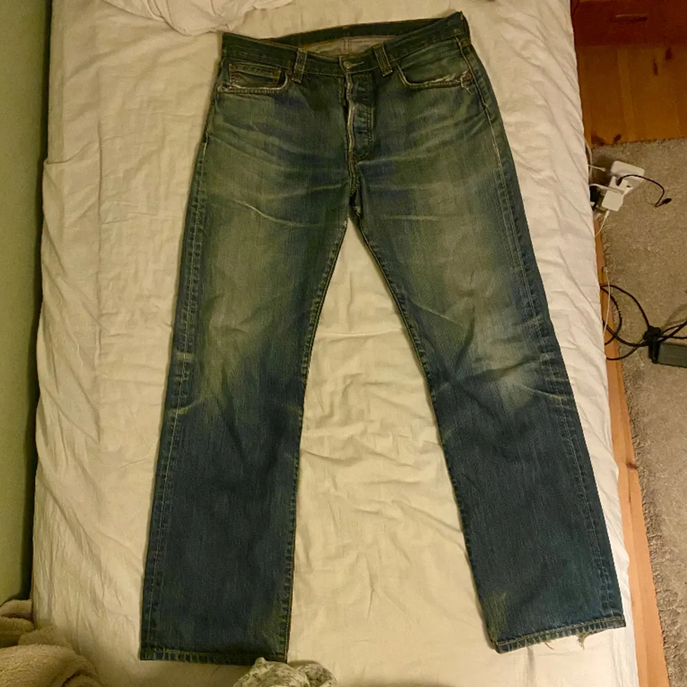 Baggy Levis 501or köpt second hand🤙lite slitningar nere vid benen och fickorna men inget märkbart skulle jag säga, bara snyggt!. Jeans & Byxor.