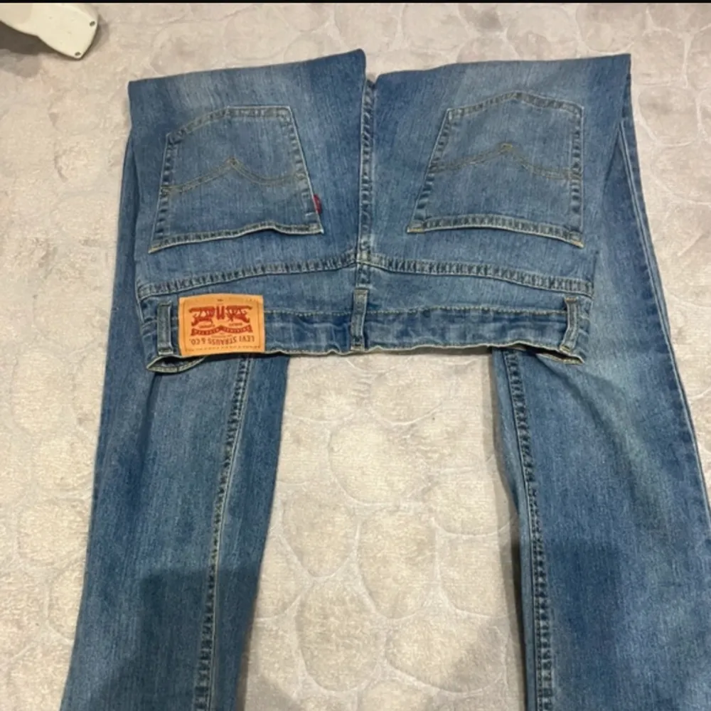 Säljer nu mina bootcut levis jeans!  Dom har mönster på backfickorna ( se sista bilden)  fråga för mer information 💞 !tar emot prisförslag¡ Innerbens längden ca 85 Midjemått ca 37. Jeans & Byxor.