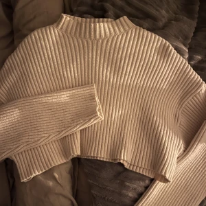 stickad croptop - säljer en vit och en babyblå croptop i stickat material. Båda är från zara, den blå är aldrig använd medan den vita är använd fåtal gånger. Säljer båda för 180kr, och en för 100kr. 