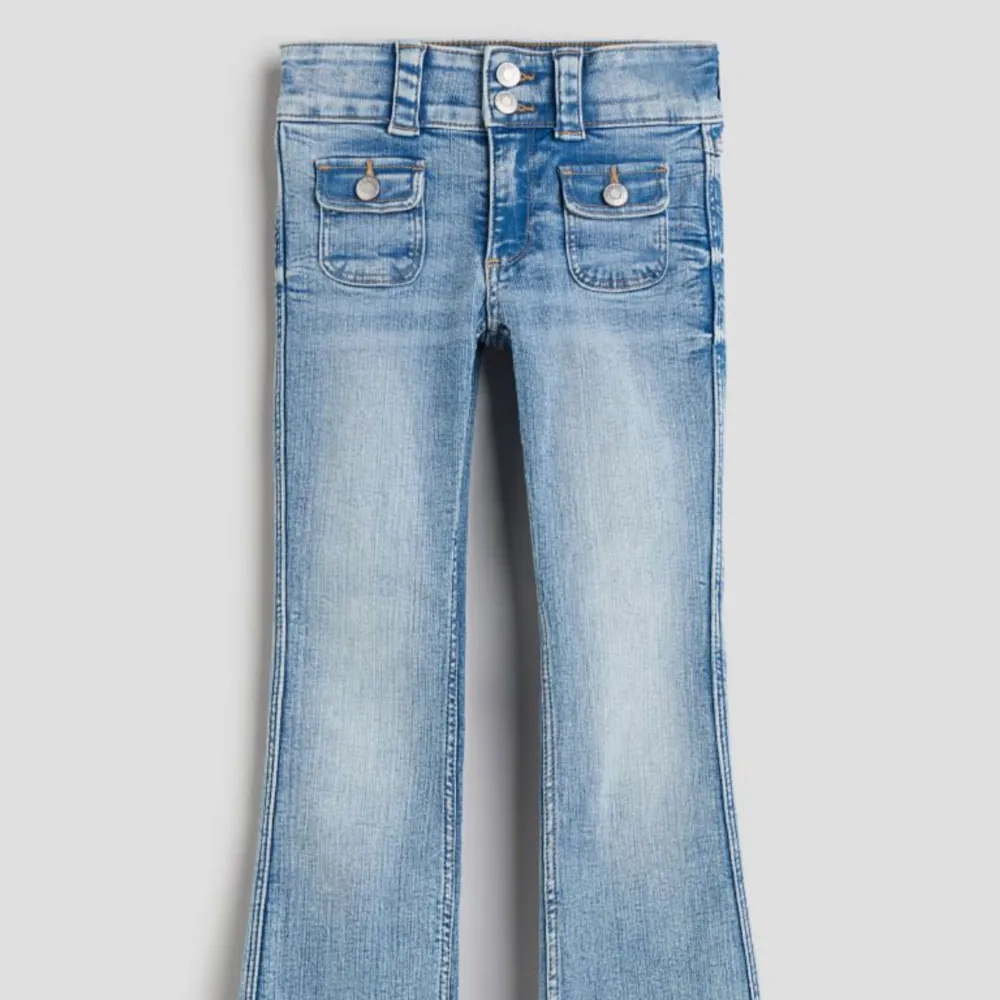 Säljer dessa helt nya jeans då dom tyvär inte passade mig. Storlek 164 men sitter bra på någon med strl S.  Prislapparna är kvar 💕💕slutsålda på hemsidan . Jeans & Byxor.