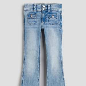 Säljer dessa helt nya jeans då dom tyvär inte passade mig. Storlek 164 men sitter bra på någon med strl S.  Prislapparna är kvar 💕💕slutsålda på hemsidan 