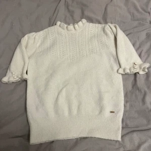 Stickad t-shirt - Kortärmad stickad tröja från holly & whyte by lindex. Nyskick och aldrig använd🫶🏼