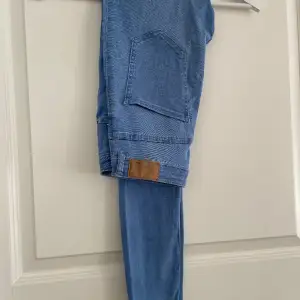 Molly high waist jeans från Gina Tricot. Stl M, blåa skinny fit jeans. Knappt använda pga fel storlek🤍 Kan skicka fler bilder vid intresse. 