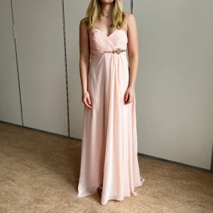 Rosa offshoulder balklänning  - Rosa offshoulder balklänning med paljettdetaljer i storlek S/M😍 Modellen är 161 cm lång och bär vanligtvis storlek S (säljer fler KOLLA profil)                                    Skick: Mycket Bra 