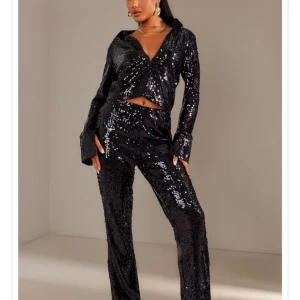 Glittrig topp + byxa, strl S och XS - Jag säljer detta underbara fest set med bägge blusen och byxorna.  Överdelen är i S och byxorna i XS. Använt en gång och är perfekt i ett festligt sammanhang. 😍 Säljer detta set för 200 kr och då är frakten inkluderad i priset. 