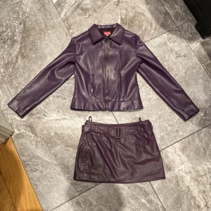 Skinnjacka och skinnkjol set  - Ett underbart sååå snyggt set med en skinnjacka och kjol. Kjolen får ni på köpet, för den har lite små skador. Men jackan är inte så mycket använd. Säljer pga stor garderobrensning. Kika gärna på mina andra annonser, säljer mycket:) 