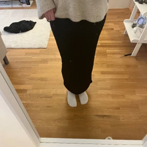 Kjol - Svart  långkjol med slits där bak. Är i väldigt bra skick. Storlek M.  Kontakta för pris och fler bilder.