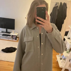 Kappa - En perfekt vår jacka till våren. Inget fel med den, den är i mycket bra skick. I storlek M och från Gina tricot. Kontakta för pris och fler bilder