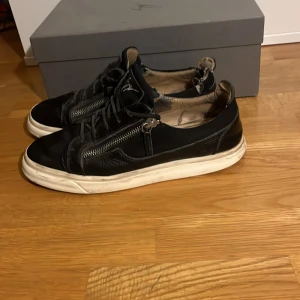 Guiseppe Zanotti skor - Snygga guiseppe zanotti skor storlek 43. Okej skick. Hälen på högra skon har gått sönder men inget som påverkar skons utseende. (Bara en liten flärp som hänger innanför skon). Kom dm för fler frågor. Skolåda följer med.