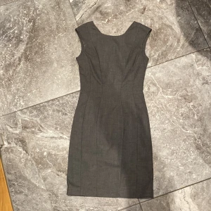 Finklänning  - En underbar och snygg klänning som ger en otroligt fin passform. Storlek 34/xs. Knappt använd. Säljer pga stor garderobrensning. Kika gärna på mina andra annonser, säljer mycket:) 