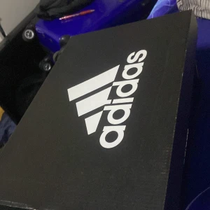 Helt nya predators Modelen är 20.3 Fg - Den är helt ny i bra skick och är storlek 42. Aldrig använda 