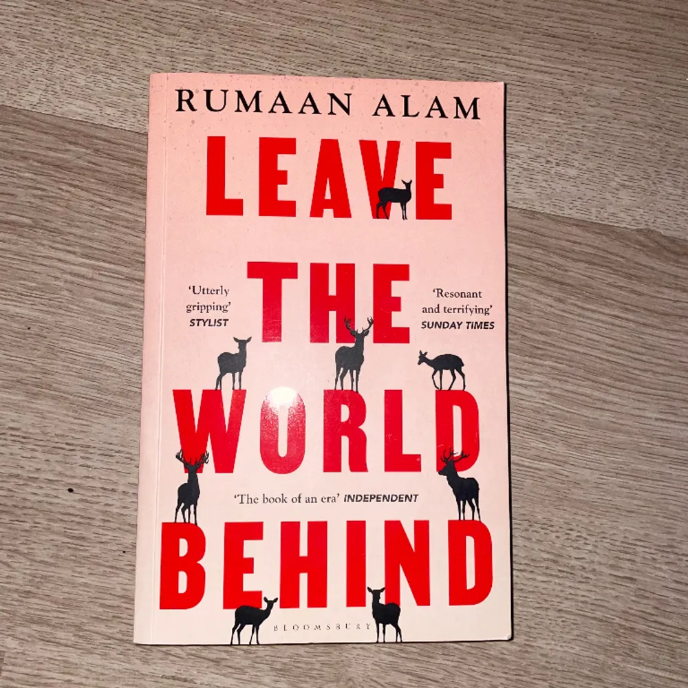 Säljer Leave the world behind av Rumaan Alam, läste ut den nydligen och den var superbra! Nyskick. Skriv gärna om ni är intresserade eller har frågor! <3. Övrigt.