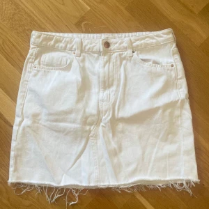 Kort jeanskjol  - Kort jeanskjol i storlek 38. Fint skick!