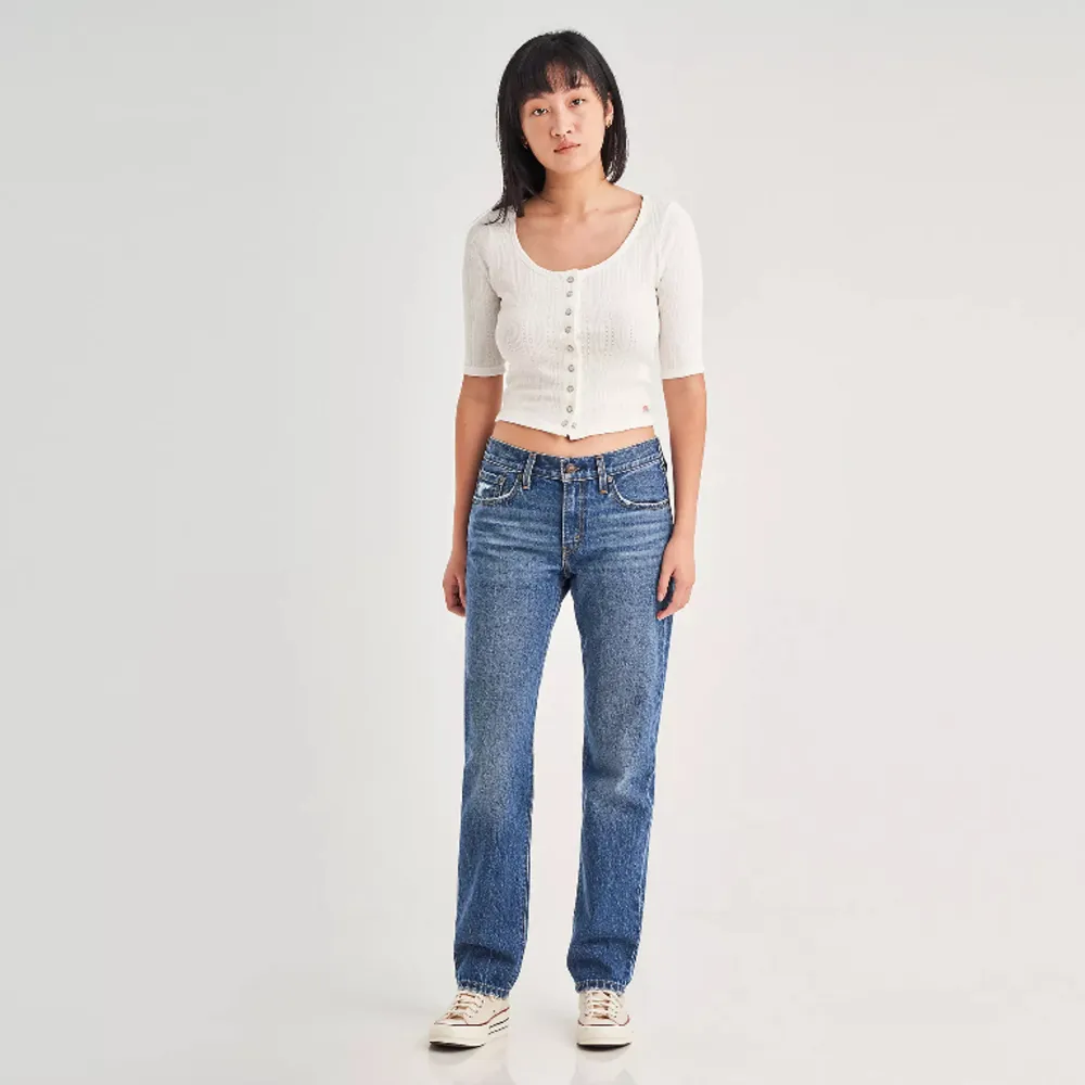 Superfina helt nya jeans från Levi’s i modellen Middy Straight. Färg Dark Indigo Worn i storlek 28x33. Säljer pga att de tyvärr ej passade mig. Fler bilder kan skickas på begäran.. Jeans & Byxor.