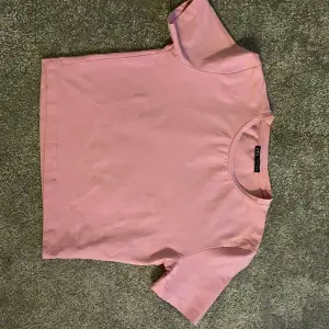 Fin rosa croppad topp från Zara! Materialet är stretchigt och jätteskönt! Använd typ 3 gånger och är därför som ny! 💗 köparen står för frakten. Kan mötas upp!