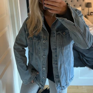 Oversized jeansjacka - Jättefin oversized jeansjacka perfekt till våren!