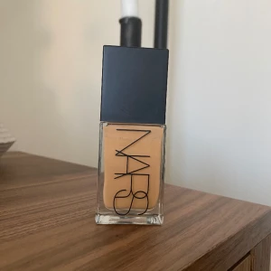 NARS light reflecting foundation  - NARS light reflecting foundation i färgen Stromboli. Använd till ungefär mitten av bokstaven ”N” på flaskan (syns på bilden). Så fin foundation men kommer tyvärr inte till användning då den är för mörk för mig.. 🤍nypris 635 kr