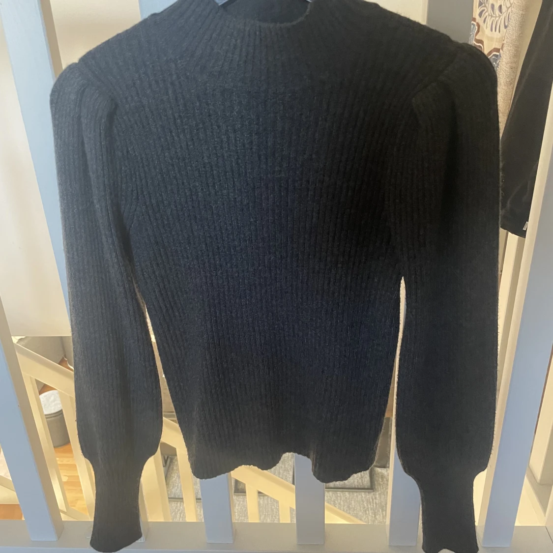 Stickad tröja med puffärmar