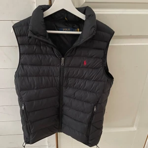 Ralph lauren väst - Säljer en sjukt fet väst ifrån polo Ralph lauren, helt perfekt nu till våren! Storlek S men kan även passa lite större. Hör gärna av er vid ytterligare frågor!