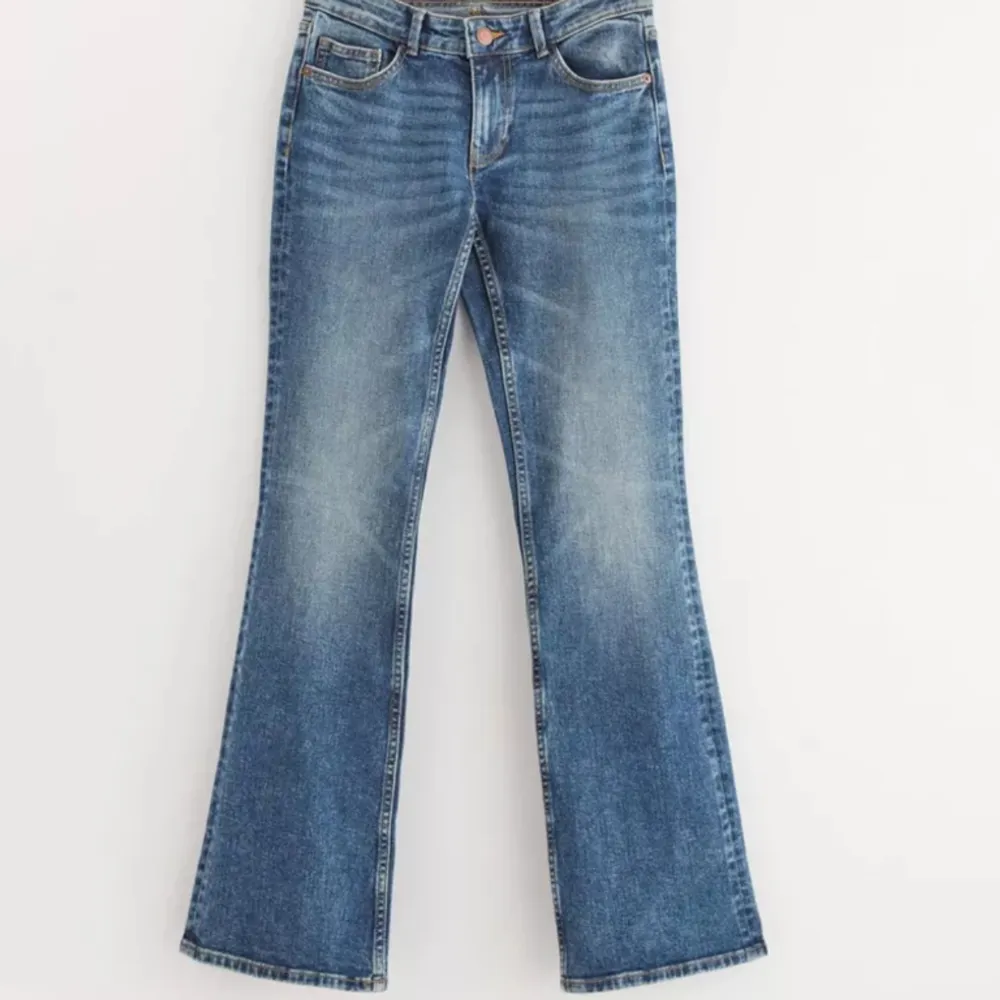 säljer av dessa mörklå jeans då jag rensar garderoben ❤️ low waisted bootcut jeans utan defekter! ordinarie pris 500kr 💋 skriv för egna bilder. Jeans & Byxor.