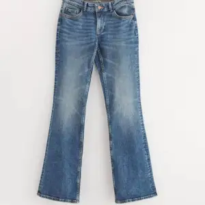säljer av dessa mörklå jeans då jag rensar garderoben ❤️ low waisted bootcut jeans utan defekter! ordinarie pris 500kr 💋 skriv för egna bilder