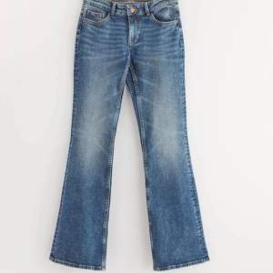 säljer av dessa mörklå jeans då jag rensar garderoben ❤️ low waisted bootcut jeans utan defekter! ordinarie pris 500kr 💋 skriv för egna bilder