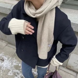 Gina kappa - Såå himla fin marinblå kappa från Gina tricot 💘köpt från en tjej innan men helt oanvänd av nån!! Stod storlek s på annonsen men skulle mer säga att det är xs då lappen var borta <33 