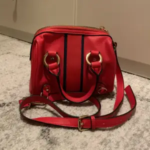 Säljer nu min skit snygga röda handväska från topshop❤️ Liten o lätt❤️ Svin snygg med avtagbara band❤️