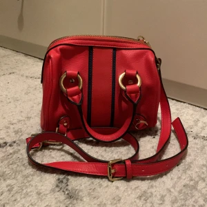 Röd handväska från topshop - Säljer nu min skit snygga röda handväska från topshop❤️ Liten o lätt❤️ Svin snygg med avtagbara band❤️