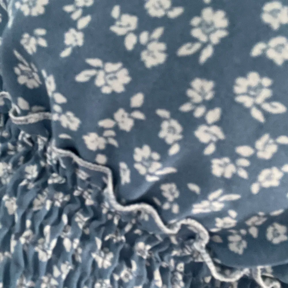 Asgulligt blommigt sett med kjol och topp i blått!! Båda delarna är i XS men passar S🩵💙. Kjolar.