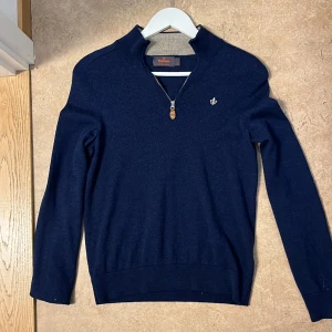 Morris zip tröja - Skick är enligt mig 10 utav 10. Denna tröja har jag enbart använt ett fåtal gånger och jag säljer den enbart pga att jag har växt ur den. Den e storlek S. Och jag kan sälja den mycket billigare vid en snabb affär. Är du minsta intresserad så skriv! 