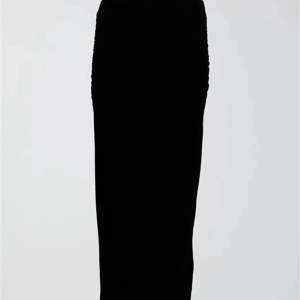 säljer nu denna svarta, tighta, långa kjolen ifrån gina tricot ! användit den 1 gång och nypris är 300kr säljer för 200ke plus frakt ! 💕