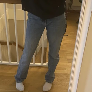 Blå jeans - Straight Jeans från ginatricot med ganska högmidja, säljer pga att dem är lite för stora för mig och därför inte kommer till nån användning 🫶🏻