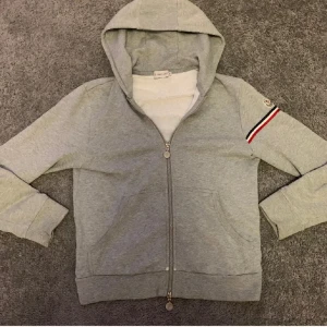 Moncler hoddie - Hej, säljer nu min moncler hoddie den är några år gammal men den är fortfarande i bra skick. Har inga tillbehör kvar hör av er vid frågor 