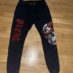 Philipp plein byxor  - Hej! Jag säljer dessa Philip plein byxor, använda minst 4 gånger lite slitna men annars jätte bra skick, (pris kan diskuteras, vid upphämtning så sänks priset ännu mer:)