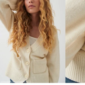 Stickad kofta  - Jättefin crémevit stickad kofta från Gina Tricot. Helt slutsåld på hemsidan och endast använd en gång!😇