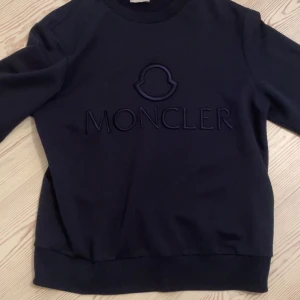 Moncler  Tröja - Storlek L men är som M. Knappt använt den så den är i väldigt bra skick! 
