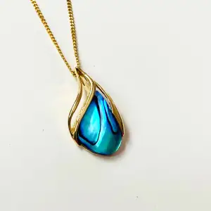 Vackert halsband med abalone snäckskal som skimrar i blått  Okänd metall 