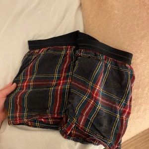 Pyjamasshorts - Söta pyjamasshorts från H&M som är superbekväma. Säljer dem då dem är lite stora på mig. Skulle säga att dem passar M-L. Dem är lite mindre i midjan och har en typ av resår där. Hör av dej vid frågor eller intresse ❤️❤️❤️❤️