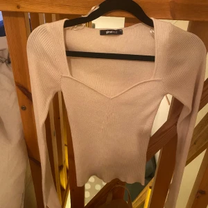 Gina tröja - Superfin tröja med en fin slits vid armen. Säljs pågrund av rensning