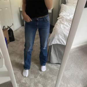 Skit snygga jeans från Vero Moda. Det står inte vilken storlek men de passar mig bra som vanligtvis har 34💕