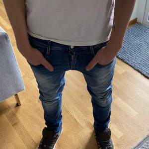 Ett riktigt feta reaplay jeans, använd ett fåtal gånger. En riktigt unik p snygg färg. Han på bilden är 180cm och modellen är anbass. Skriv för dunderingar