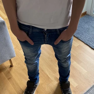 Replay jeans - Ett riktigt feta reaplay jeans, använd ett fåtal gånger. En riktigt unik p snygg färg. Han på bilden är 180cm och modellen är anbass. Skriv för dunderingar