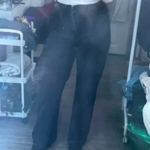 Highwaist svarta jeans - Vanliga svarta highwaist jeans från shein i storlek M🩷 Använda en del men finna inga synliga skador🩷 går ner till hälen på mig som är 1.66m, sitter bra och är sköna🩷 nypris 210kr (säljs inte längre)