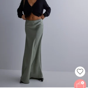Satinkjol  - Satinkjol från Nelly - Neo Noir - Vicky Heavy Sateen Skirt i storlek 40. Använt 2/3 gånger.  Köpt för 749kr säljer för 260kr (pris kan diskuteras). Tillsammans med den svarta satinkjolen får man båda för 450kr + frakt.  