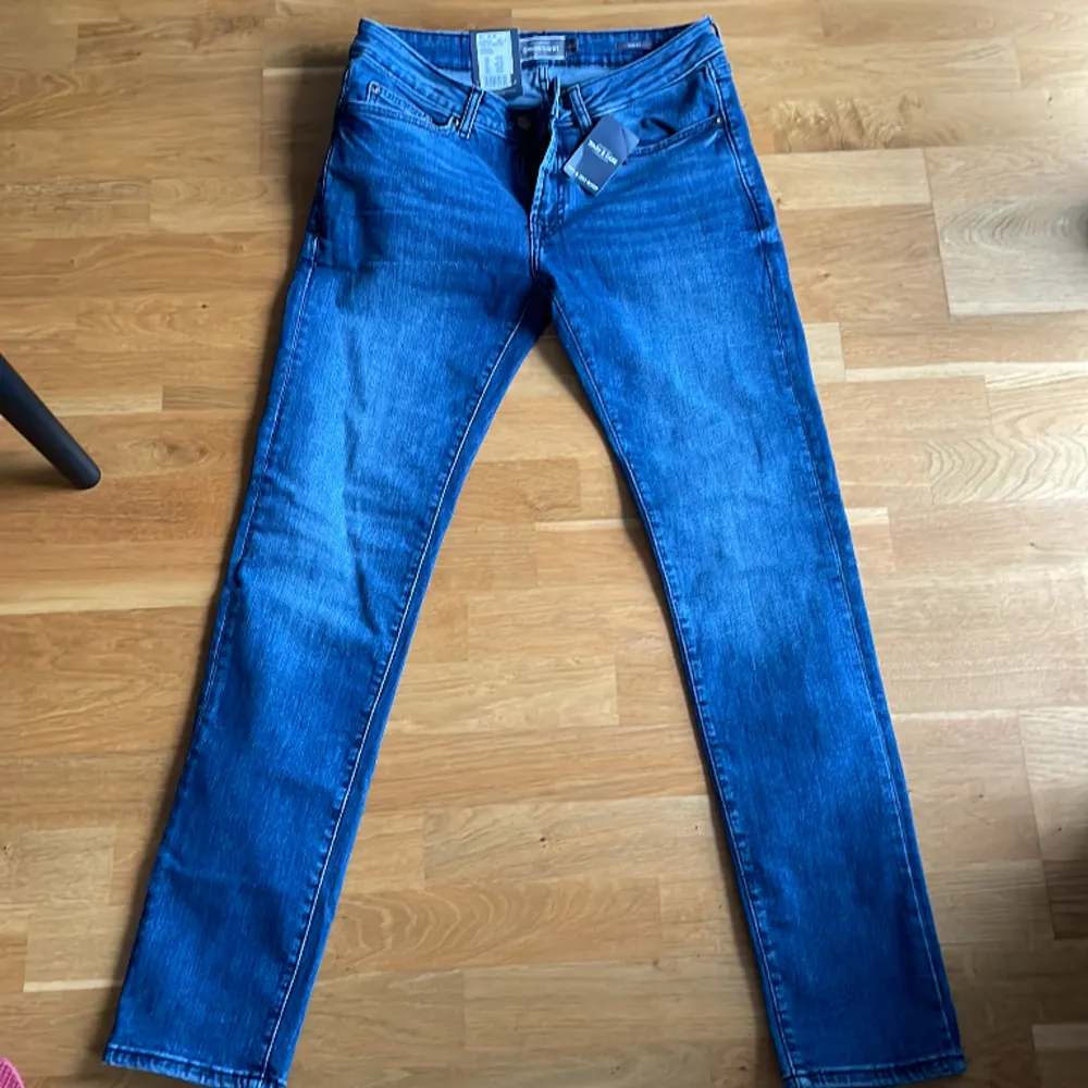 Väldigt snygga jeans som är modellen Slim fit. Köpa nya i butik kostar 599kr här får ni dom för 449kr väldigt bra pris om ni frågar mig.  Den modellen just nu är populär så passa på att köpa begagnat av mig :) Helt oanvända . Jeans & Byxor.