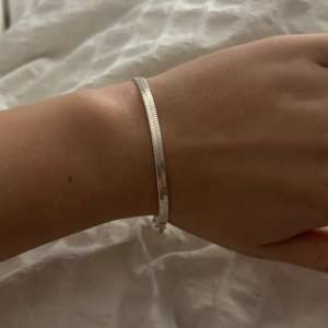 Fint armband från gemini i bra skick! Har används Max 4 till 5 gånger. Det sitter bra och är enkelt att matcha!❤️ pris kan diskuteras vid en snabb och bra affär!