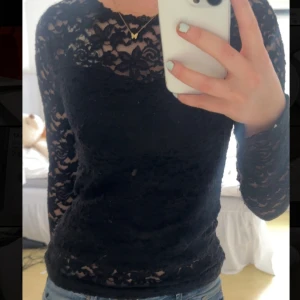 Spets tröja💗 - Jöttegullig spetströja💗Ryggen är bara spets så man ser igenom där! Skriv för mer bilder eller frågor💞