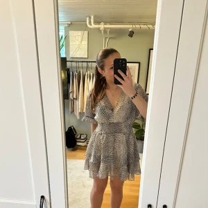 Klänning - Snygg klänning från Zara som inte får någon användning. Den är endast använd en gång så i fint skick! 💗